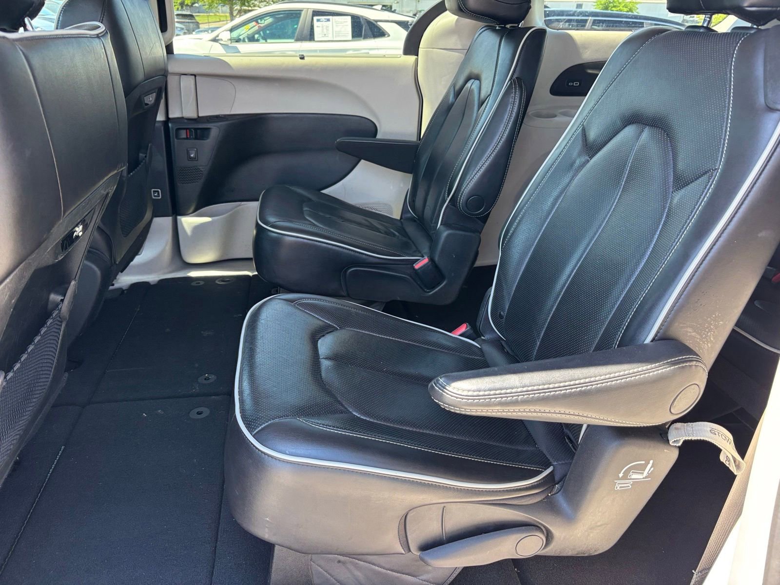 Used 2023 Chrysler Pacifica Limited FWD image 12