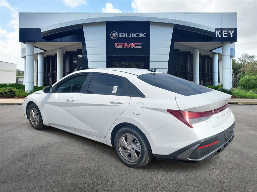 Certified 2025 Hyundai Elantra SE image 3