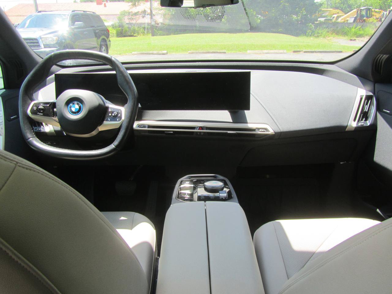 Used 2024 BMW iX xDrive50 w/ Sport Package AWD/4WD image 13