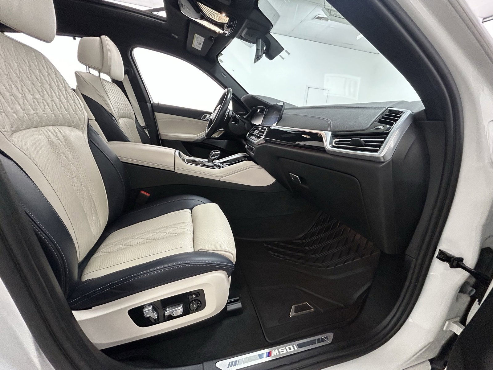 Used 2023 BMW X6 M50i w/ Executive Package image 39
