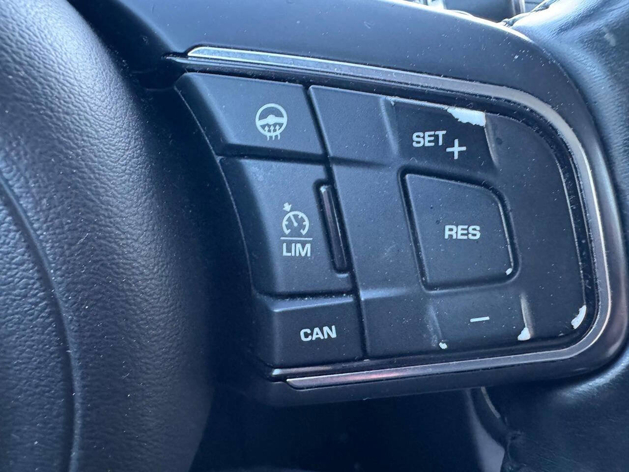 Used 2017 Jaguar XE Premium image 30