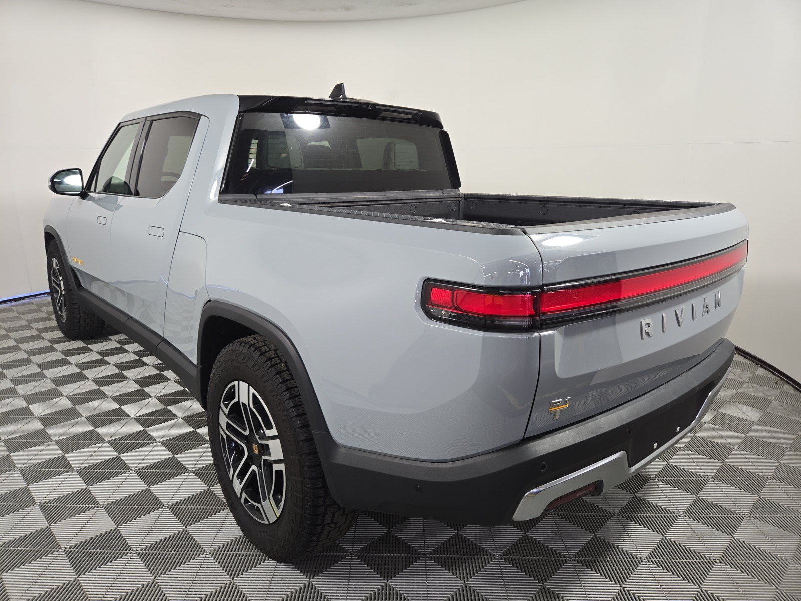 Used 2023 Rivian R1T Adventure AWD/4WD image 3