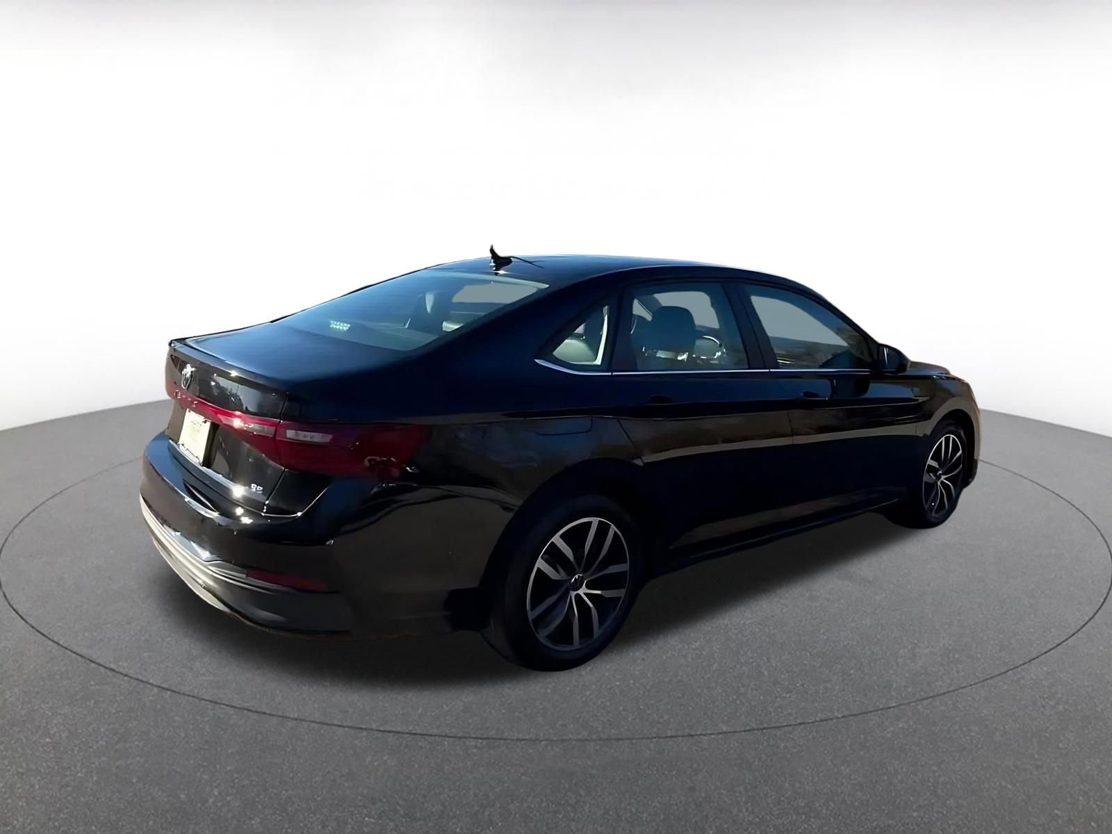 Used 2025 Volkswagen Jetta SE image 12