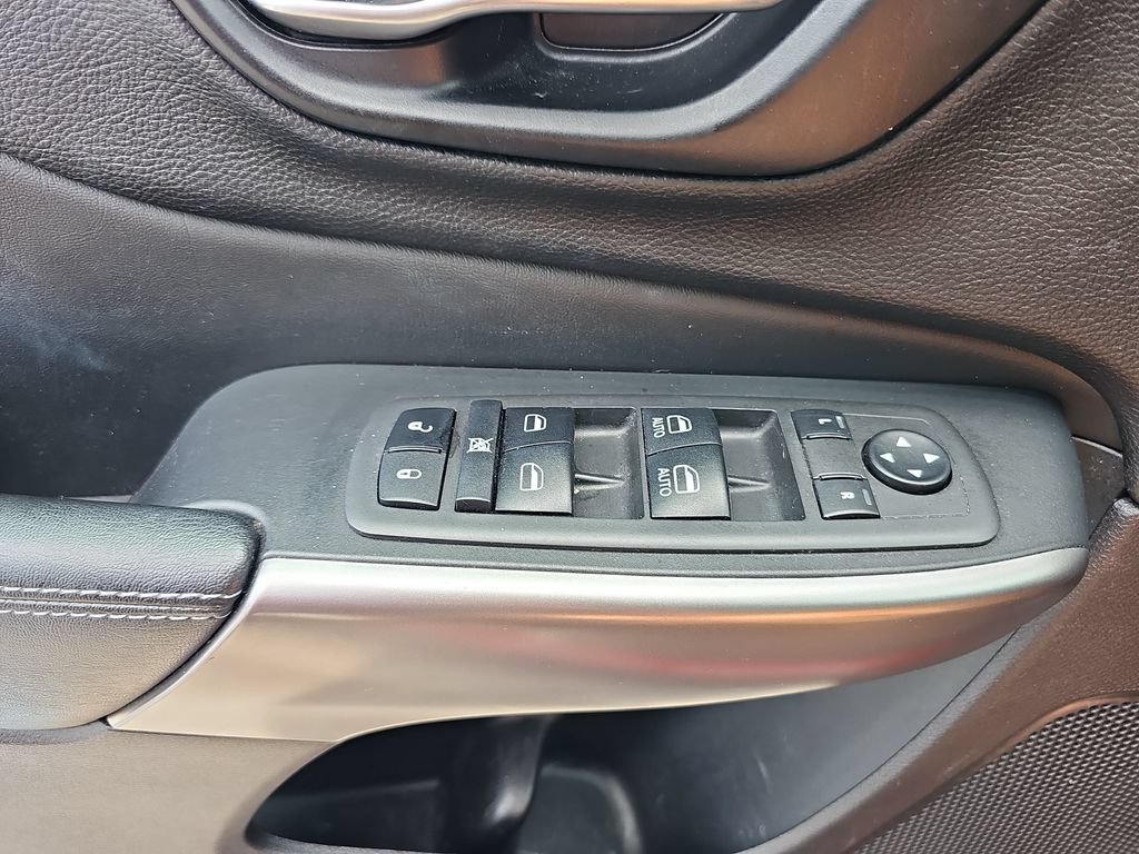 Used 2021 Jeep Cherokee Latitude FWD image 26