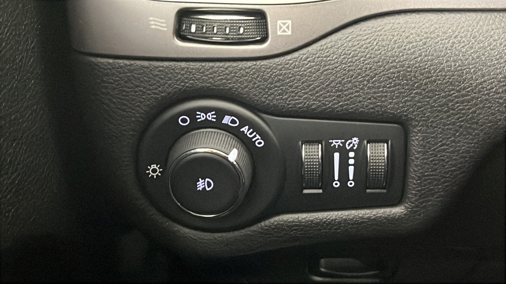 Used 2020 Jeep Cherokee Latitude Plus AWD/4WD image 30