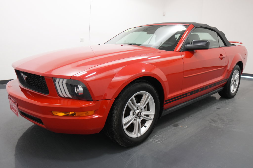 Used 2005 Ford Mustang Convertible RWD image 3