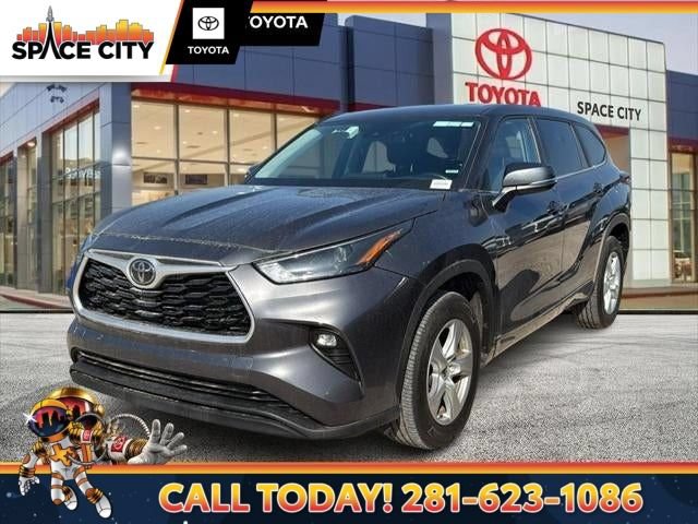 Used 2024 Toyota Highlander LE FWD image 1