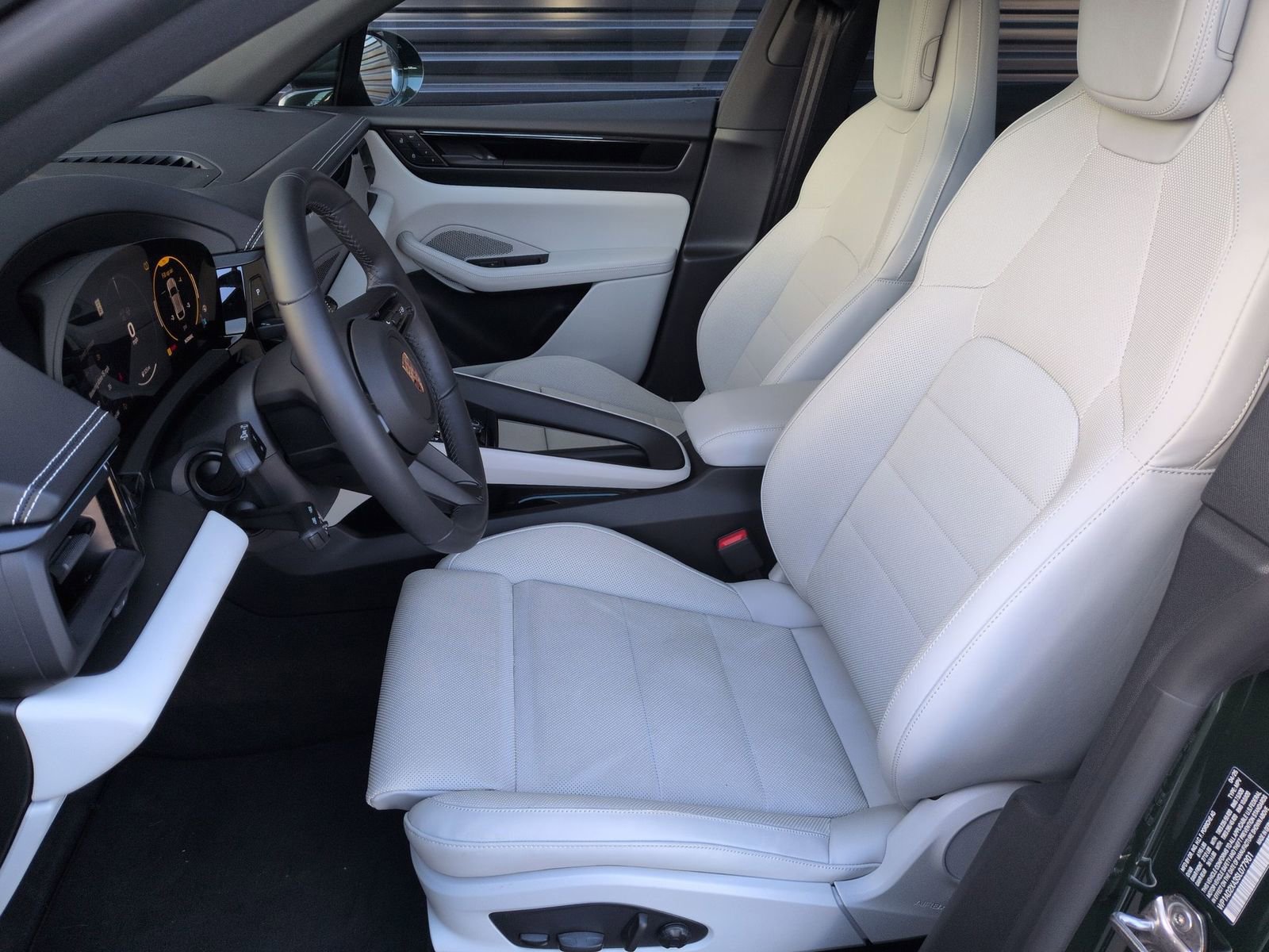 Certified 2025 Porsche Macan Electric image 5