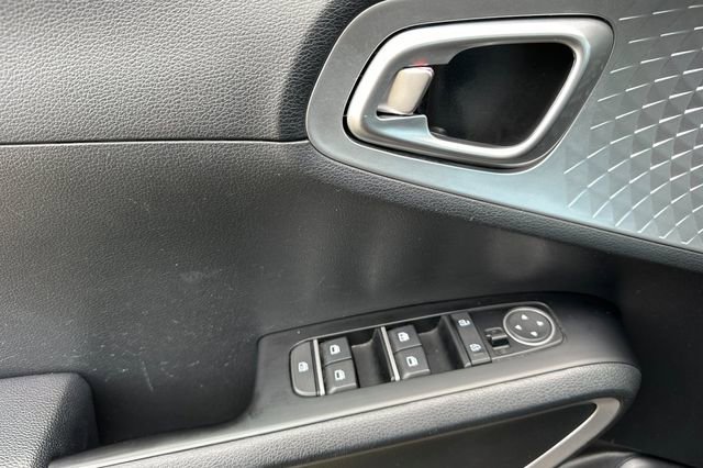 Used 2023 Kia Soul LX w/ LX Technology Package image 11