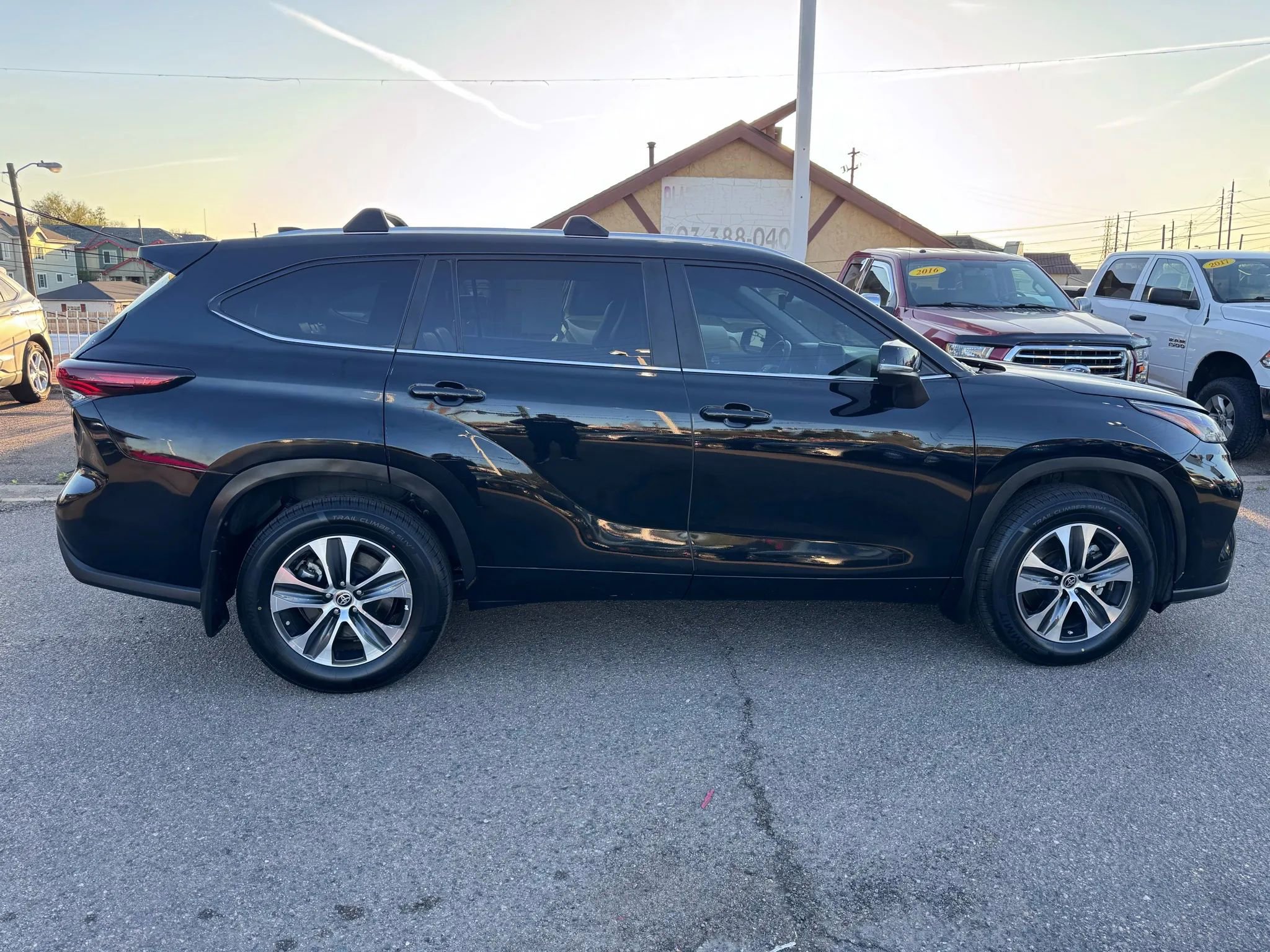 Used 2024 Toyota Highlander XLE image 9