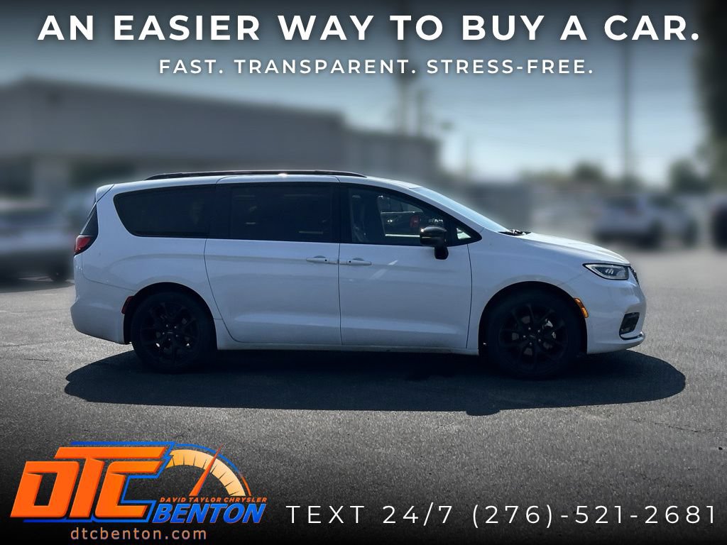 Used 2025 Chrysler Pacifica Limited FWD image 2