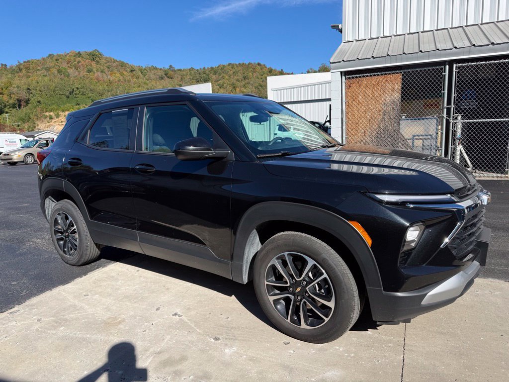Used 2025 Chevrolet TrailBlazer LT AWD/4WD image 2