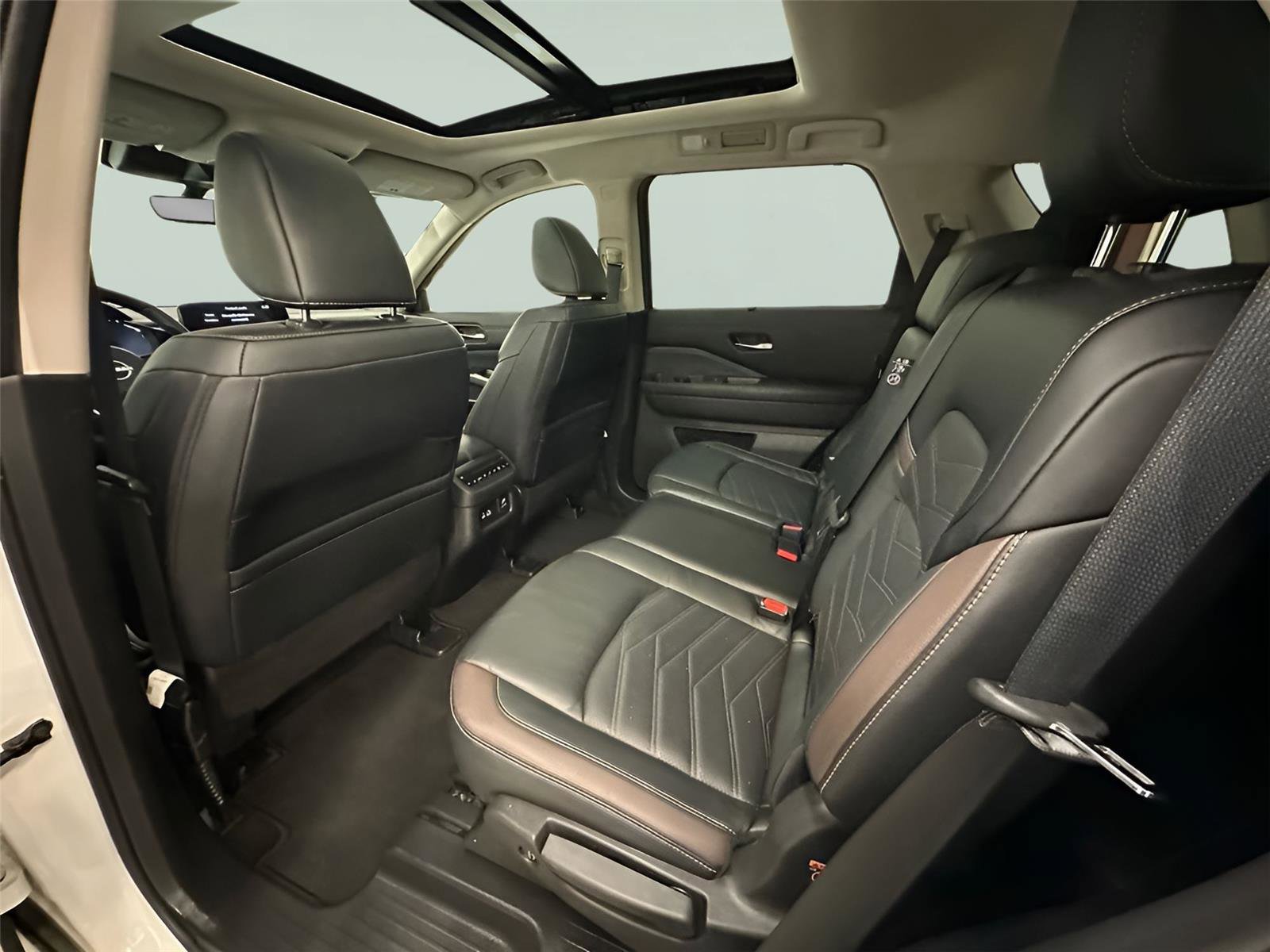 Used 2024 Nissan Pathfinder Platinum w/ Cargo Package image 28