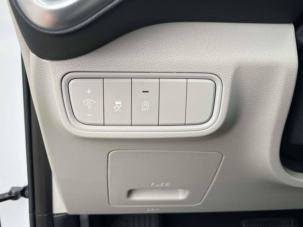 Used 2025 Kia Soul LX w/ LX Technology Package FWD image 16