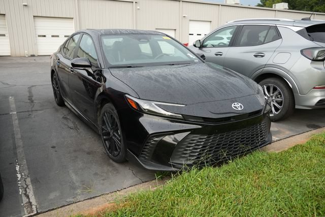 Used 2025 Toyota Camry SE FWD image 1