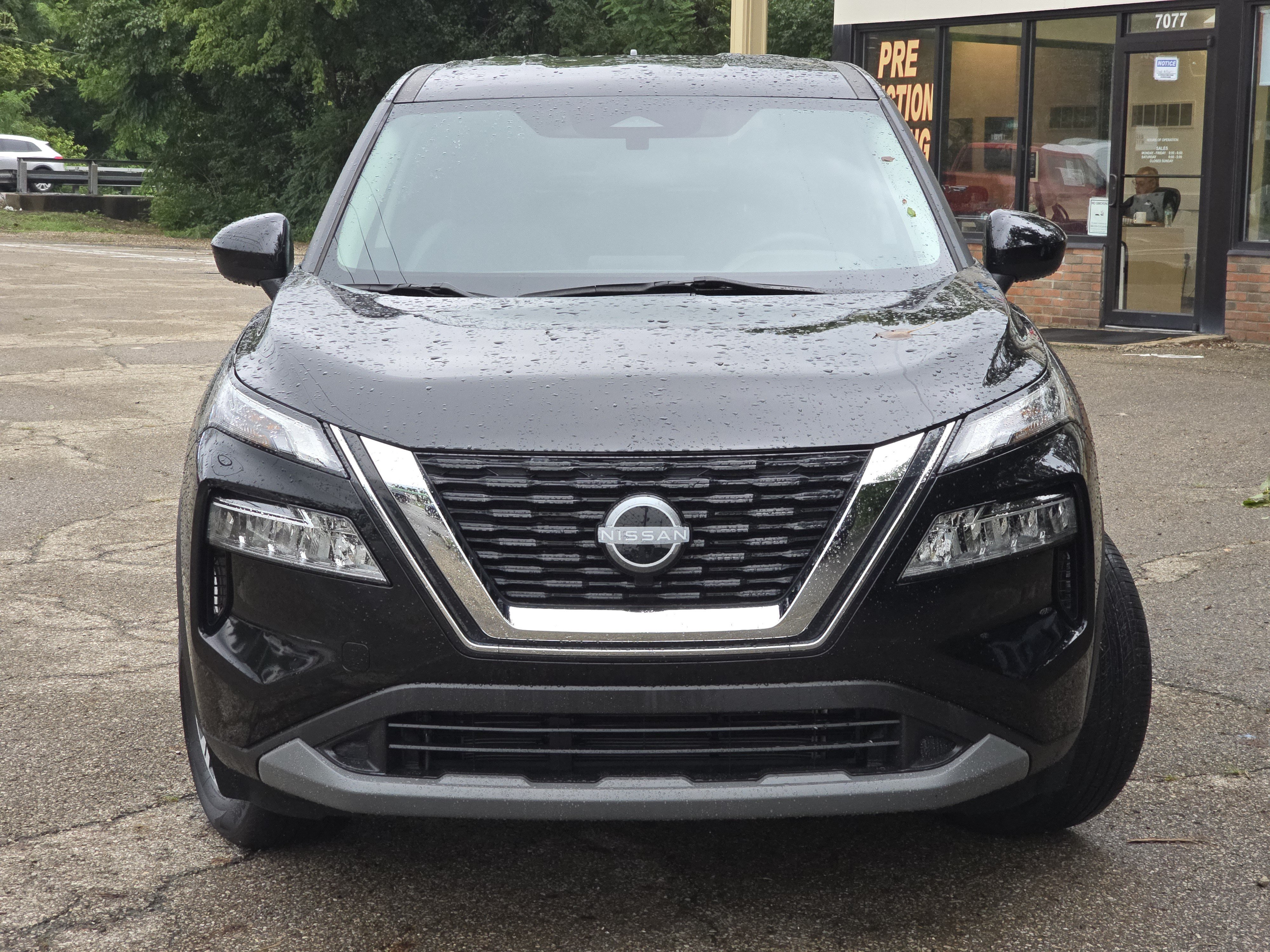 Used 2023 Nissan Rogue SV AWD/4WD image 2