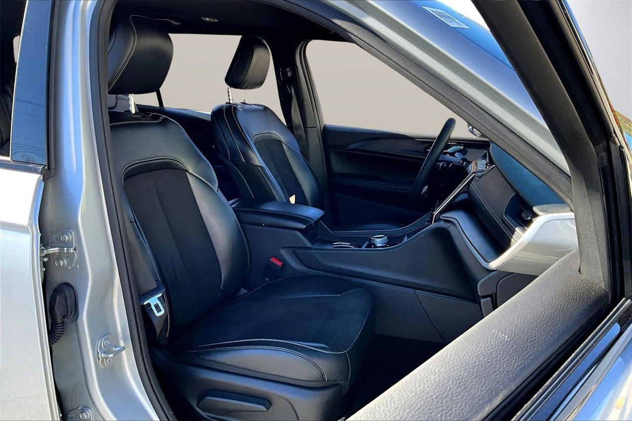 Used 2023 Jeep Grand Cherokee L Laredo image 21