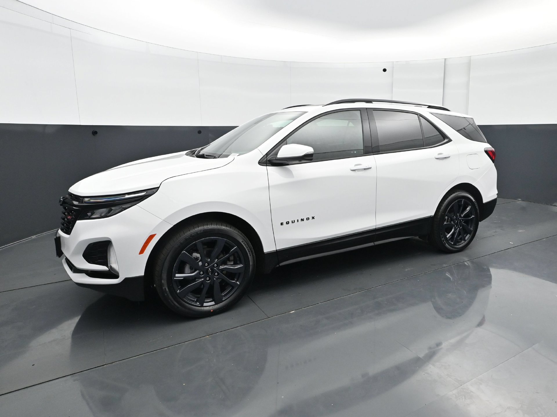 Used 2024 Chevrolet Equinox RS w/ RS Leather Package AWD/4WD image 2