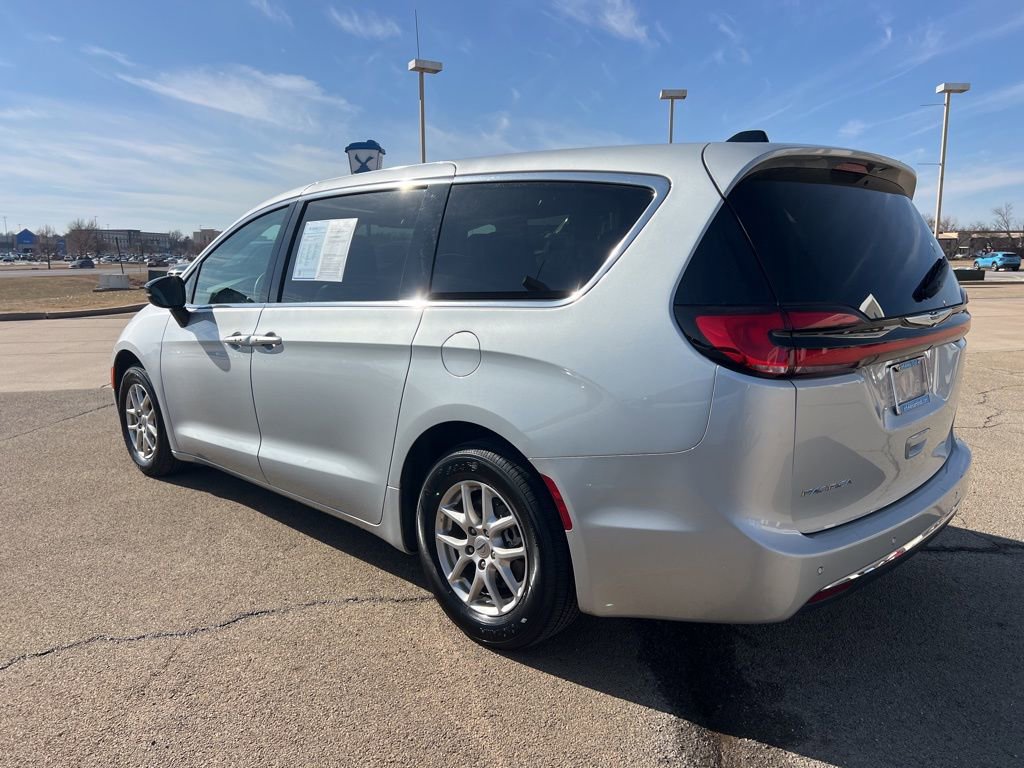 Used 2024 Chrysler Pacifica Touring-L image 3