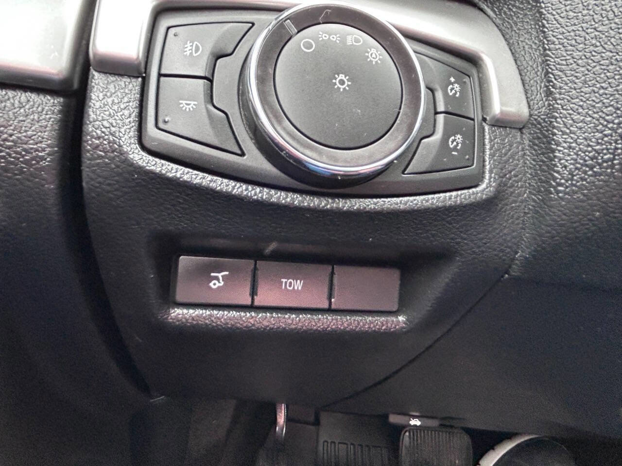 Used 2017 Ford Explorer XLT w/ Equipment Group 202A AWD/4WD image 28