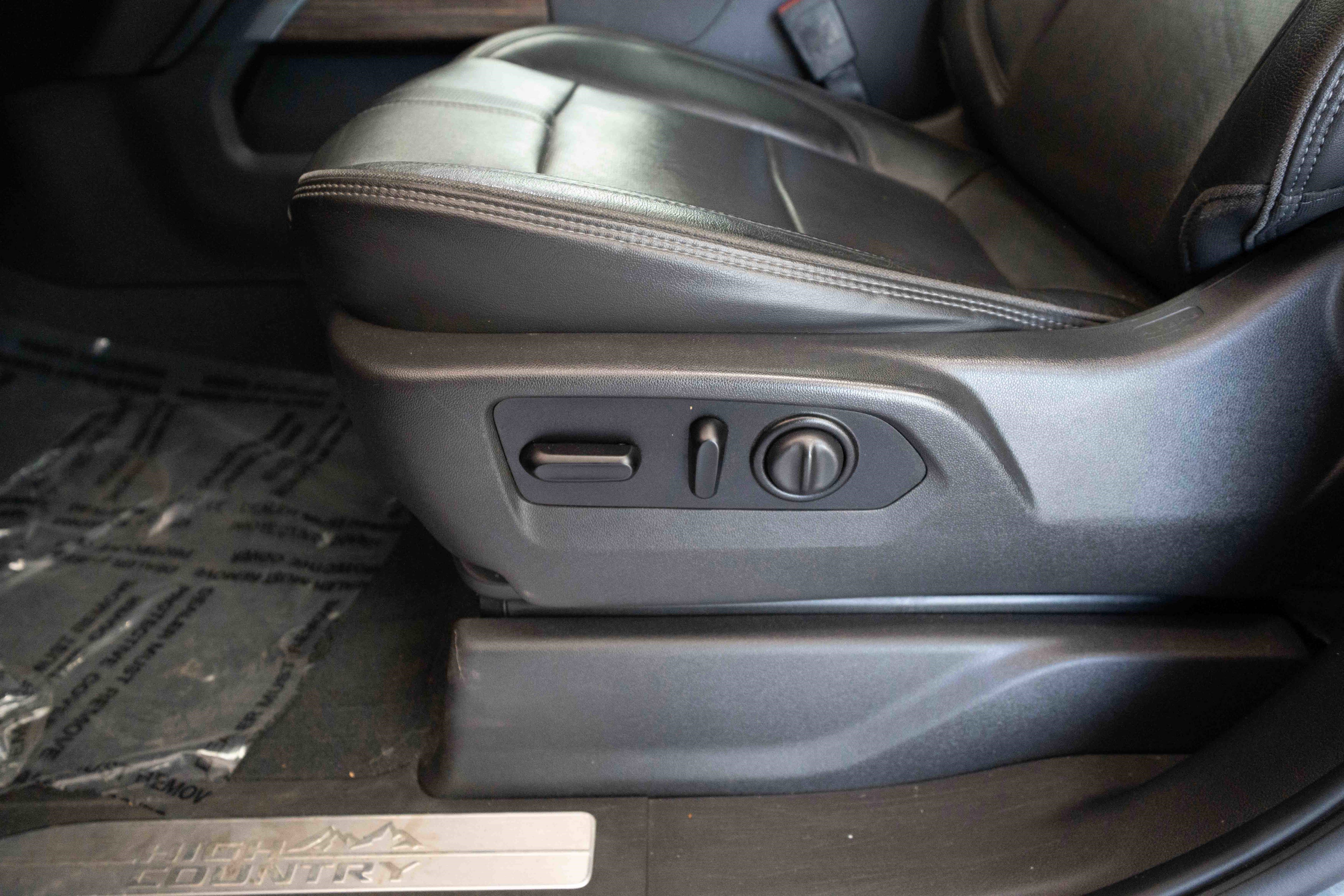 Used 2021 Chevrolet Silverado 1500 High Country w/ Technology Package AWD/4WD image 12