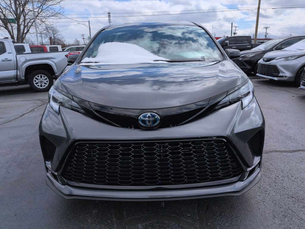 Used 2025 Toyota Sienna XSE w/ XSE Plus Package image 8
