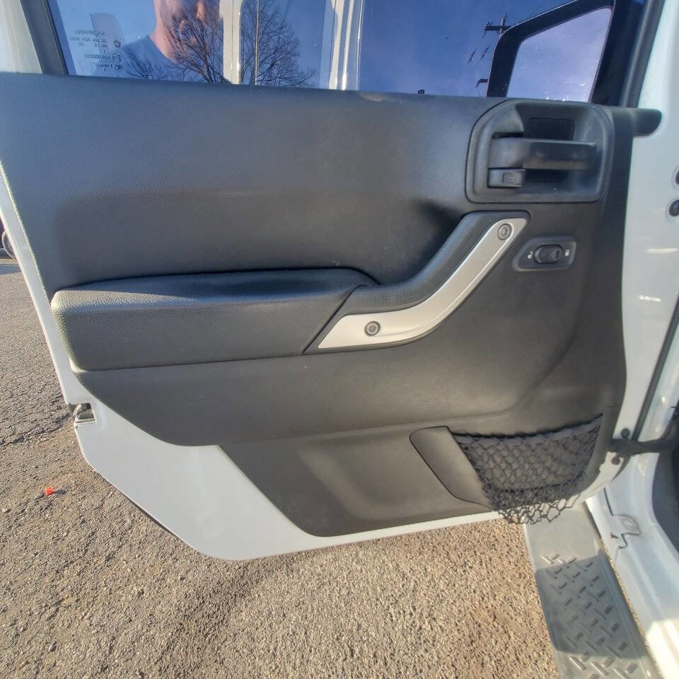 Used 2015 Jeep Wrangler Unlimited Sahara w/ Dual Top Group AWD/4WD image 13