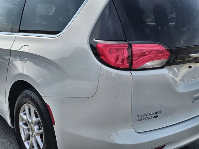 Used 2023 Chrysler Voyager LX image 14