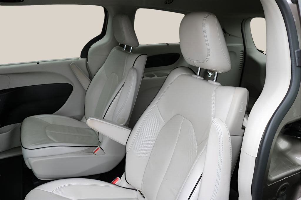 Used 2018 Chrysler Pacifica Limited w/ Advanced Safetytec Group FWD image 16