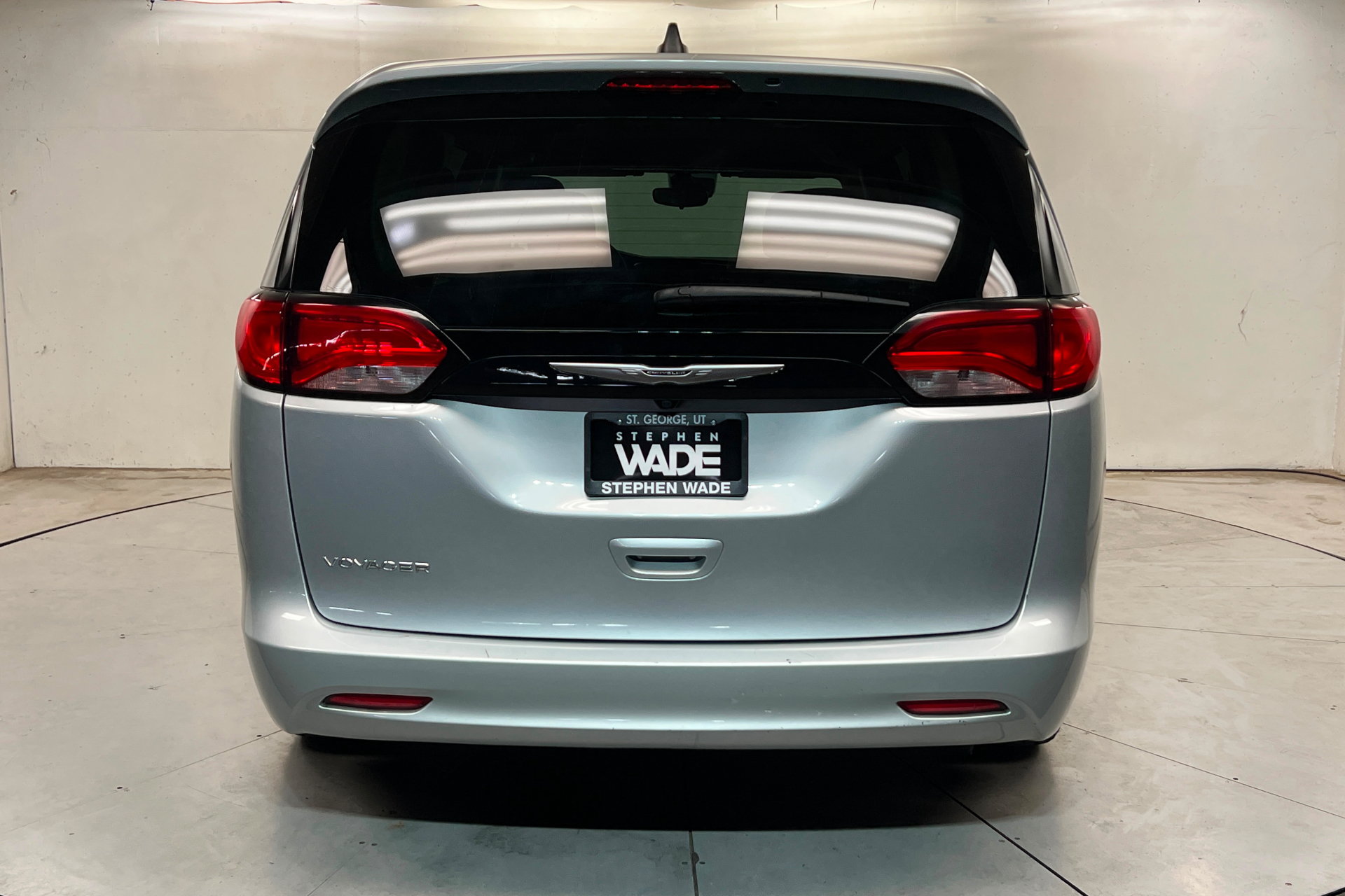 Certified 2023 Chrysler Voyager LX FWD image 4
