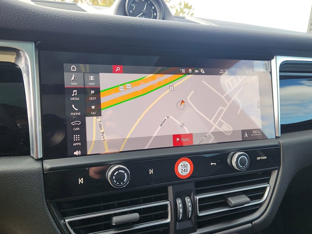 Certified 2025 Porsche Macan image 16