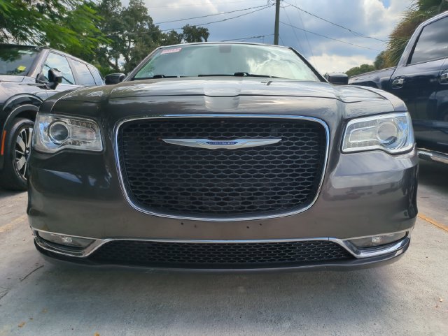 Used 2020 Chrysler 300 Touring L w/ Value Package RWD image 2