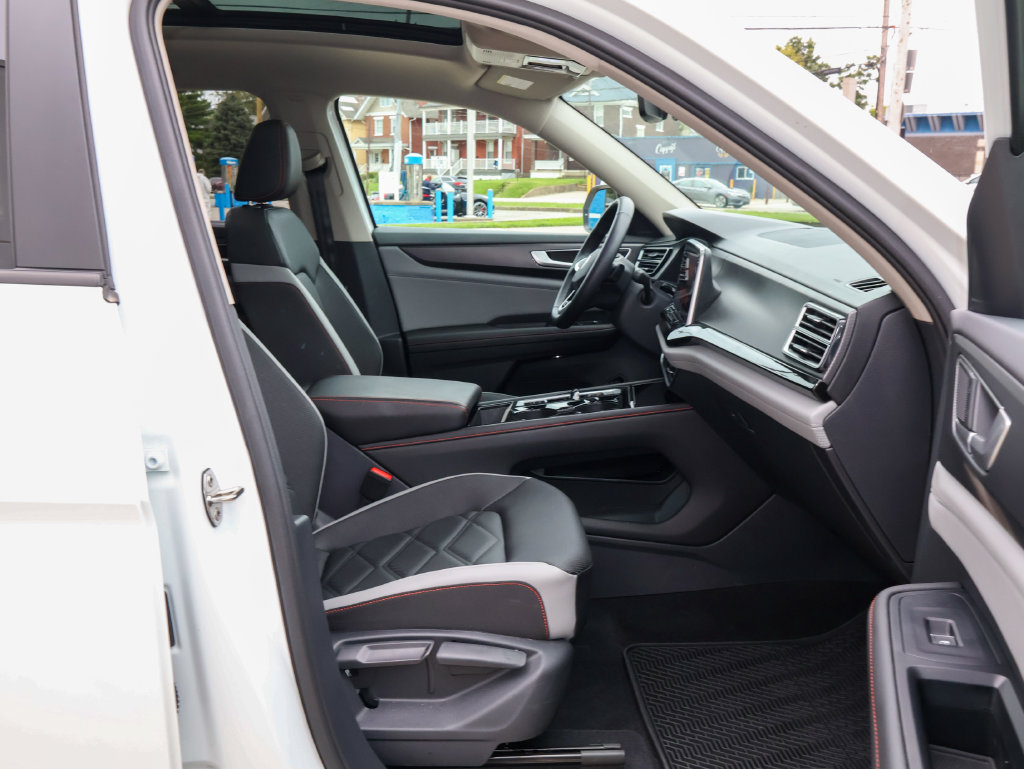 Certified 2025 Volkswagen Atlas Peak Edition SE AWD/4WD image 32