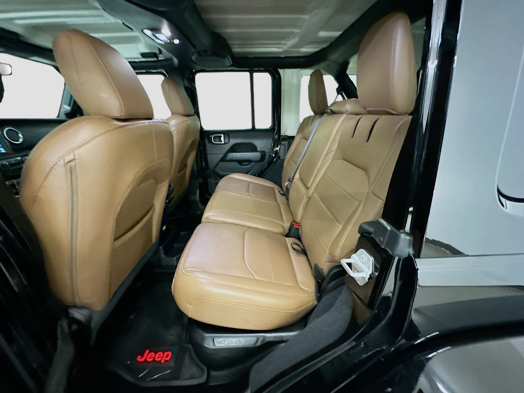 Used 2023 Jeep Wrangler Unlimited Sahara AWD/4WD image 28