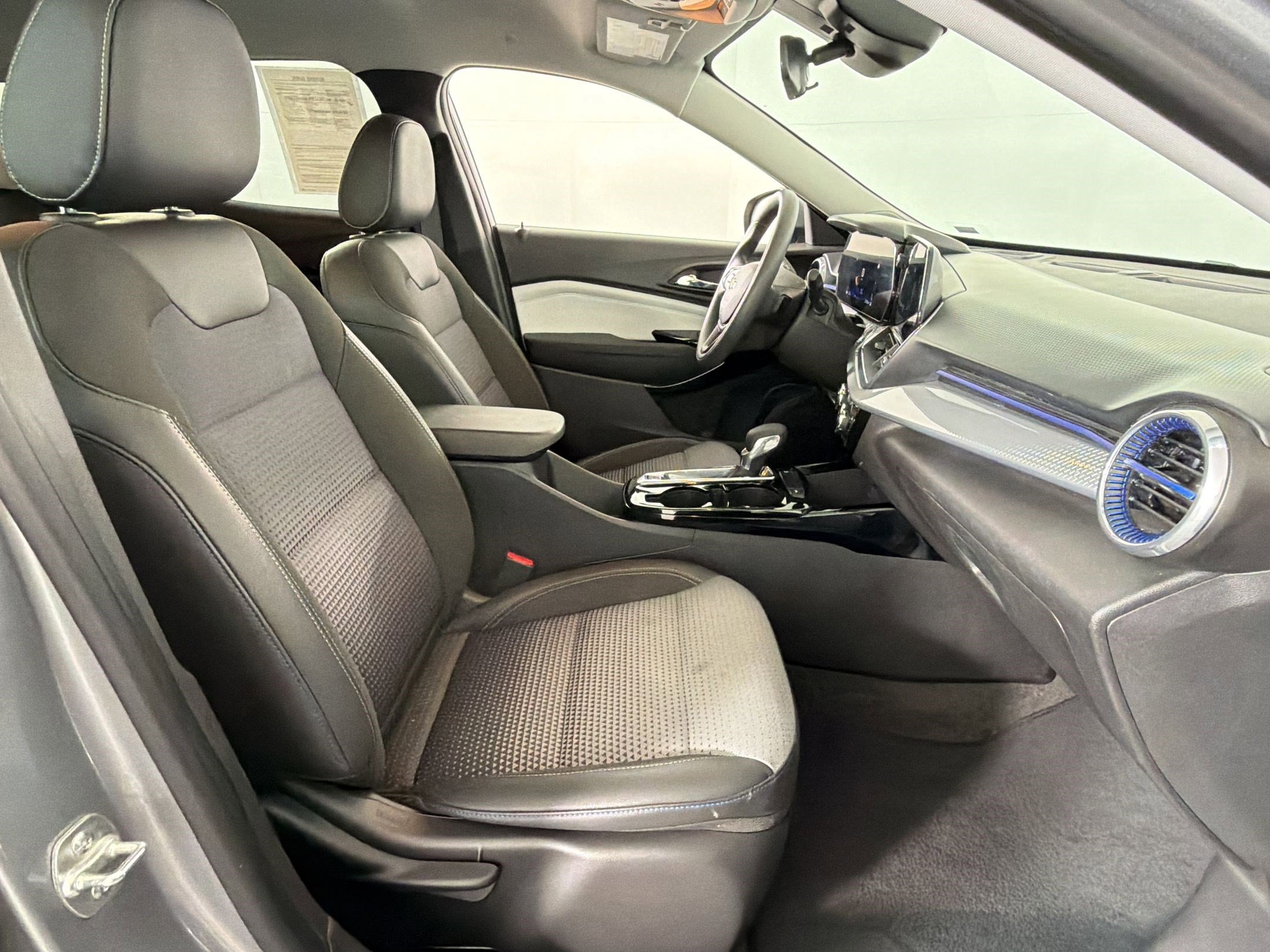 Used 2025 Chevrolet Trax LT FWD image 29