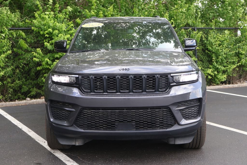 Used 2023 Jeep Grand Cherokee Altitude AWD/4WD image 2