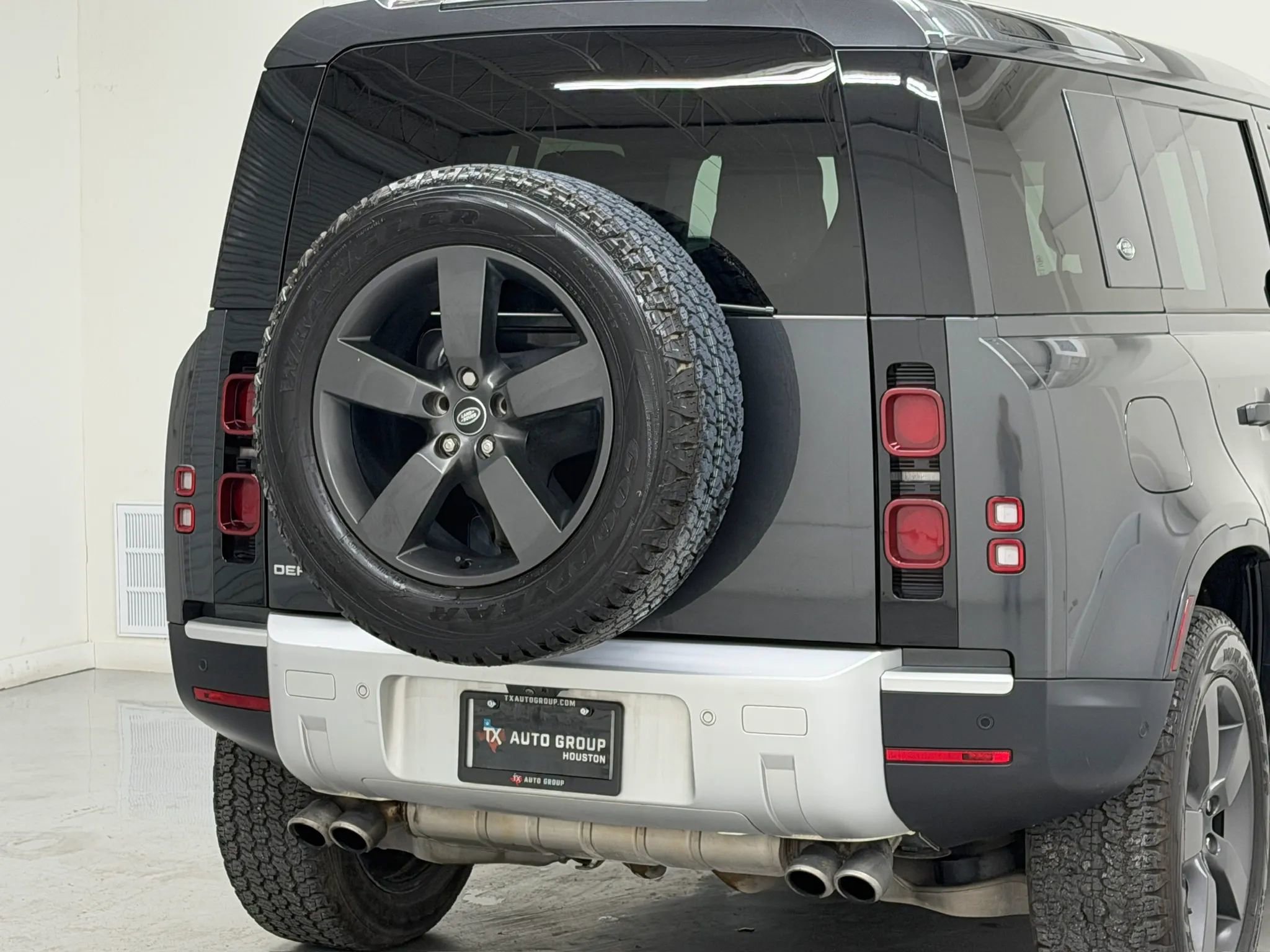 Used 2024 Land Rover Defender 110 SE AWD/4WD image 39