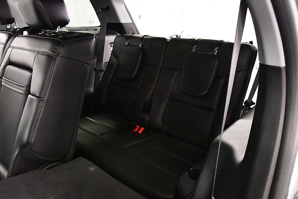 Used 2024 Ford Explorer XLT w/ Equipment Group 202A AWD/4WD image 32