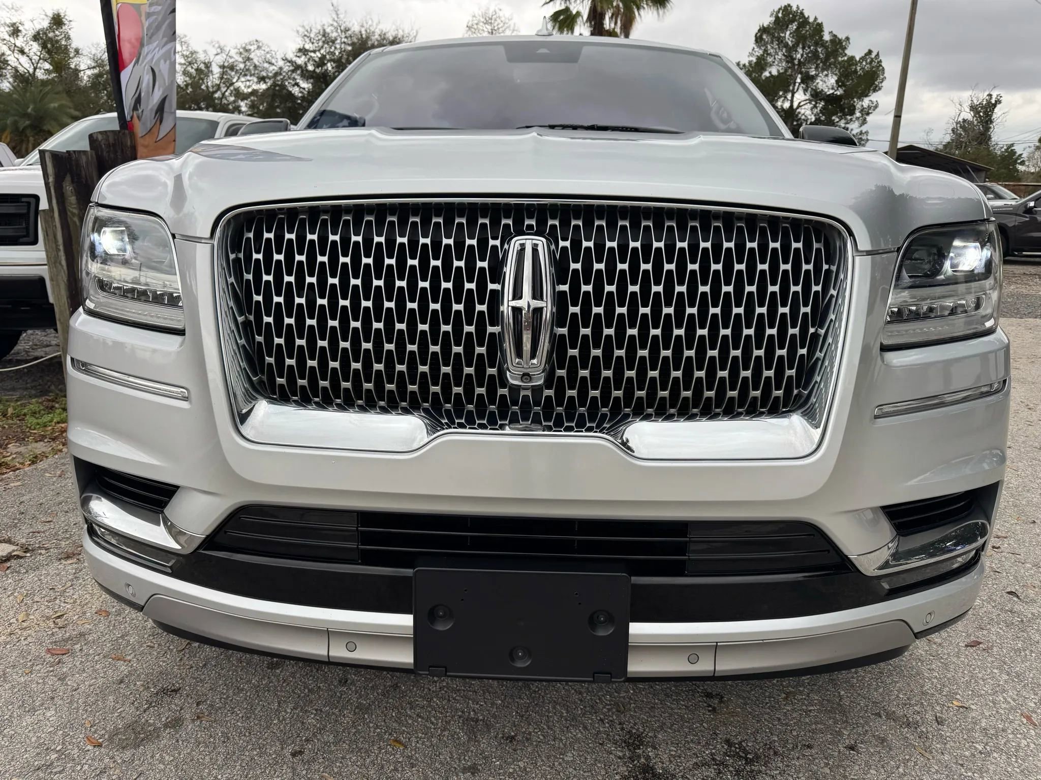 Used 2018 Lincoln Navigator Select w/ Technology Package AWD/4WD image 2