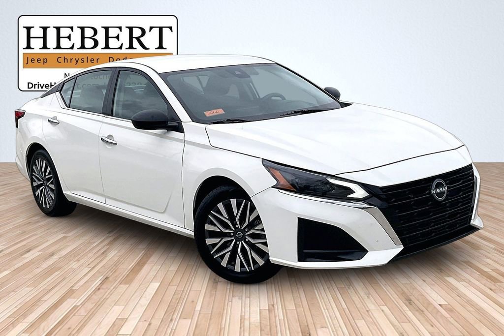 Used 2025 Nissan Altima 2.5 SV image 2