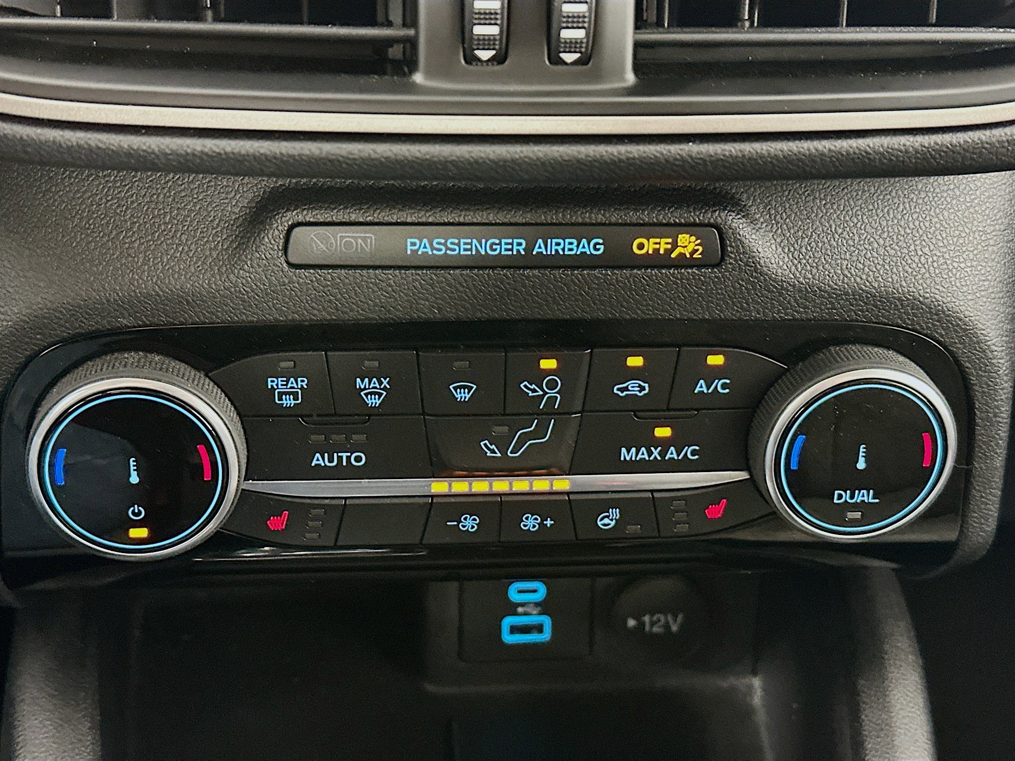 Used 2022 Ford Escape SE w/ SE Sport Appearance Package image 23