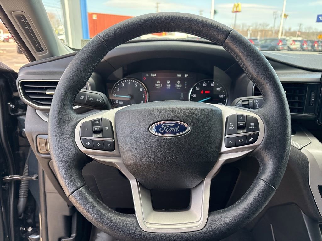 Used 2024 Ford Explorer XLT w/ Equipment Group 202A AWD/4WD image 18