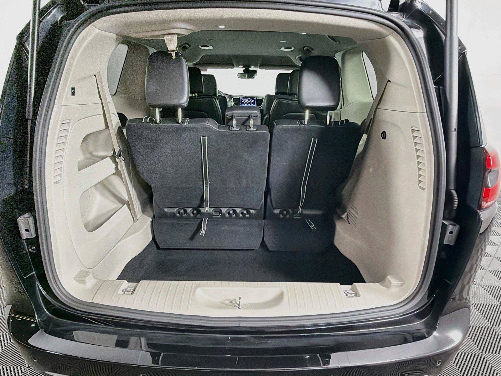 Used 2024 Chrysler Pacifica Touring-L FWD image 14