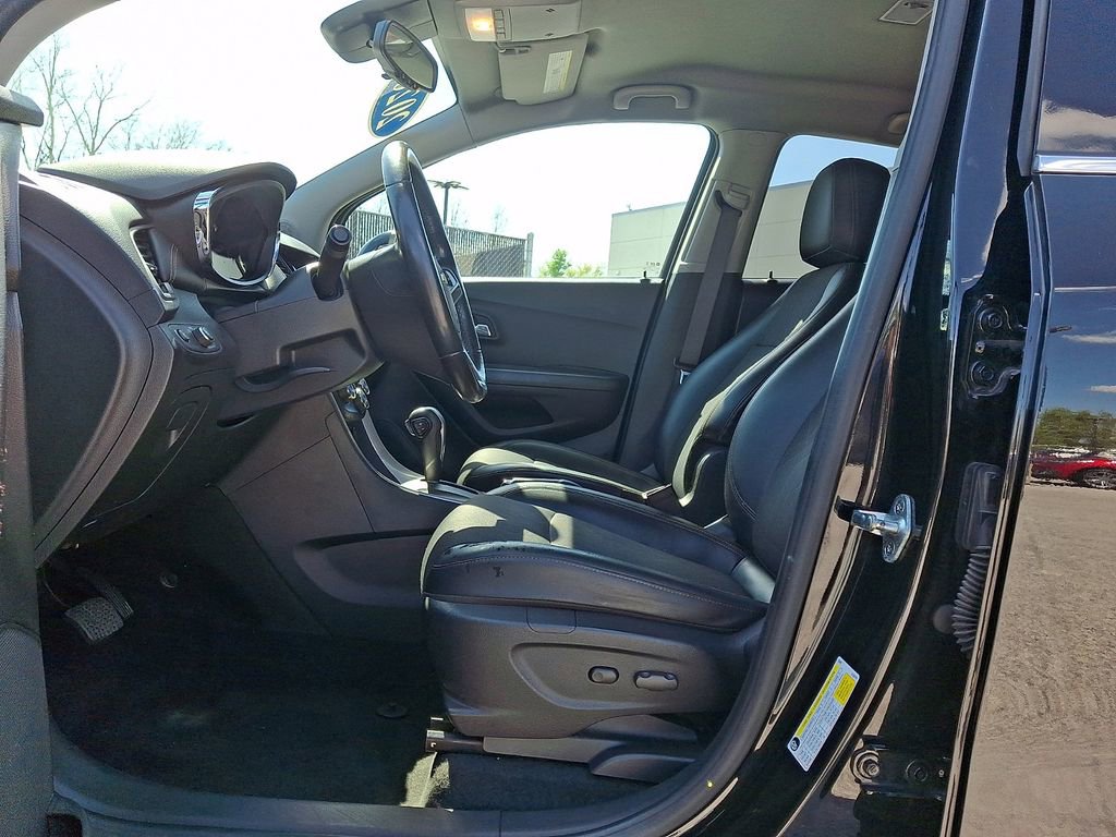 Used 2020 Chevrolet Trax LT w/ LT Convenience Package image 15