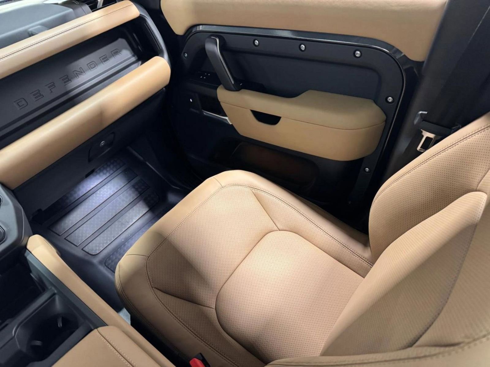 New 2026 Land Rover Defender 130 X-Dynamic SE image 17