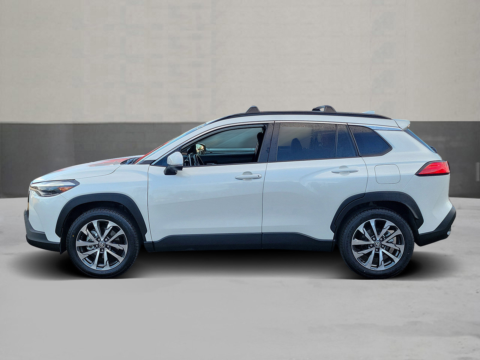 Used 2023 Toyota Corolla Cross XLE image 3