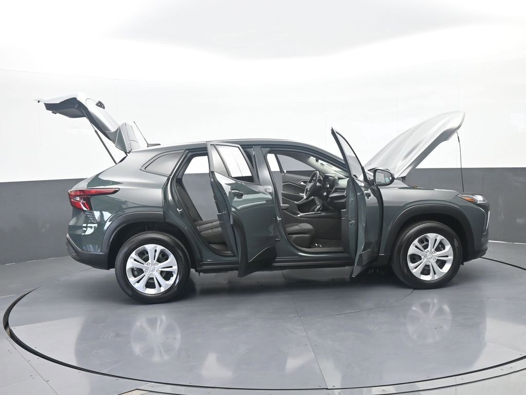 Used 2025 Chevrolet Trax LS FWD image 70
