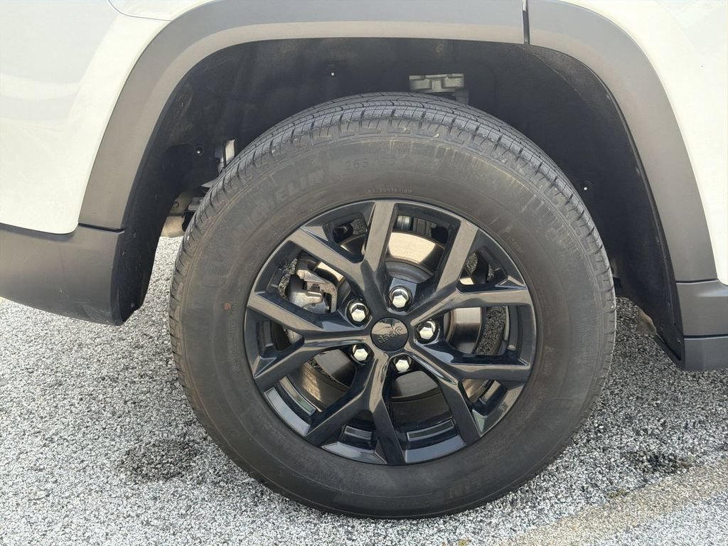 Used 2025 Jeep Grand Cherokee Altitude AWD/4WD image 34