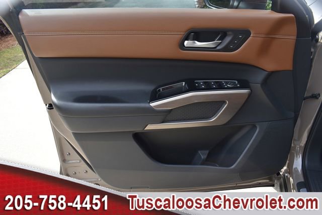 Used 2024 Nissan Pathfinder Platinum FWD image 18