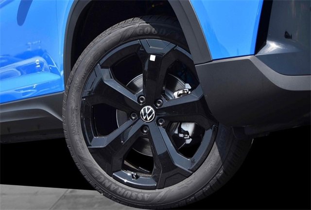 New 2025 Volkswagen Taos SE image 3